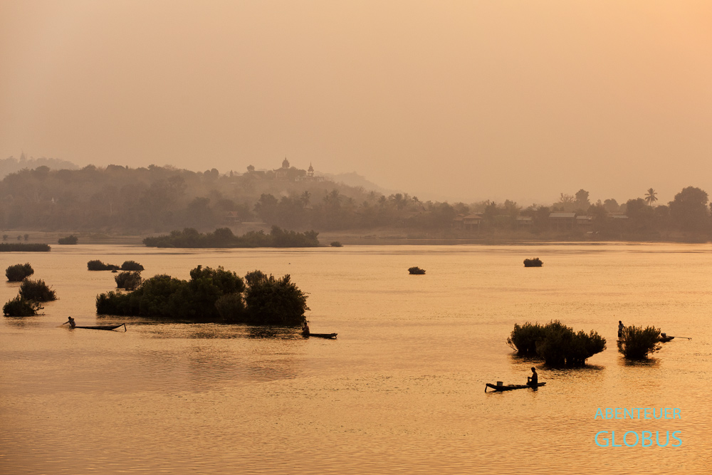 Si Phan Don (4.000 Inseln) in Laos, Fischer auf dem Mekong am Morgen.