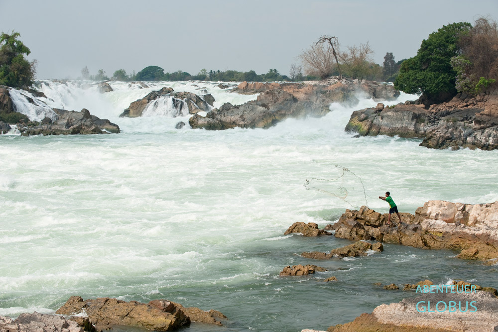 Fischer am Wasserfall Khon Phapeng in Si Phan Don (4.000 Inseln). In Süd-Laos wird der sonst träge dahinfließende Mekong ungewohnt turbulent.