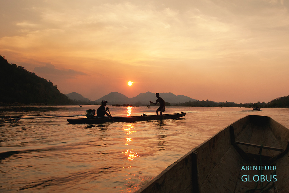 Mekong, Laos, Si Phan Don, Bis zum Sonnenuntergang ist Leben auf dem Mekong. Fischer vor der Insel Don Khon kontrollieren ihre Netze und legen neue Köder für die Nacht aus.