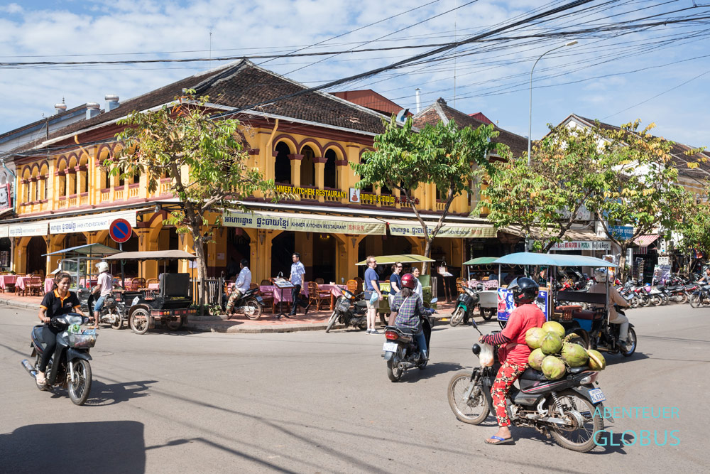 Kambodscha, Siem Reap, In der beschaulichen Altstadt geht es auf den Straßen noch einigermaßen ruhig zu.