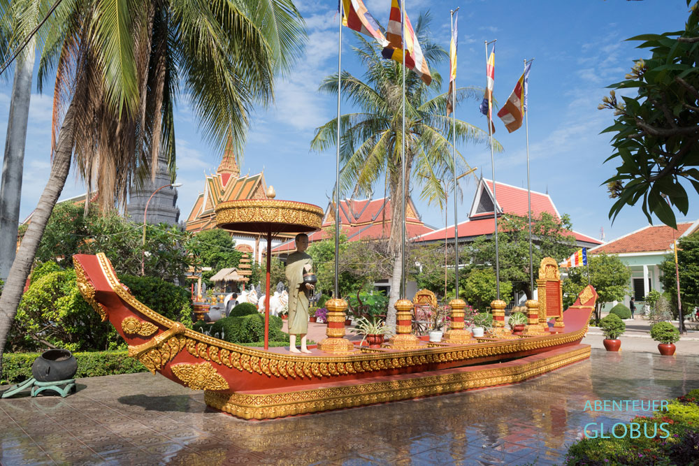 Kambodscha, Siem Reap, Wat Preah Prohm Rath, Modell des Schiffes mit dem Mönch Preah Ang Chang-han Hoy seine Spenden sammelte.
