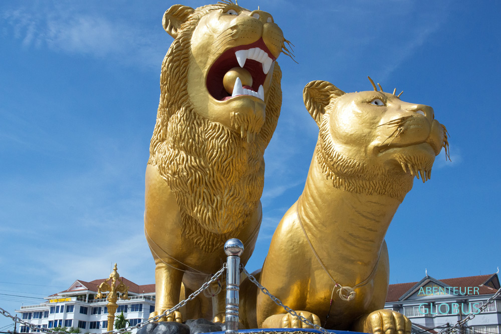 Sihanoukville: Golden Lion Monument ist ein Kreisverkehr und Wahrzeichen der Hafenstadt
