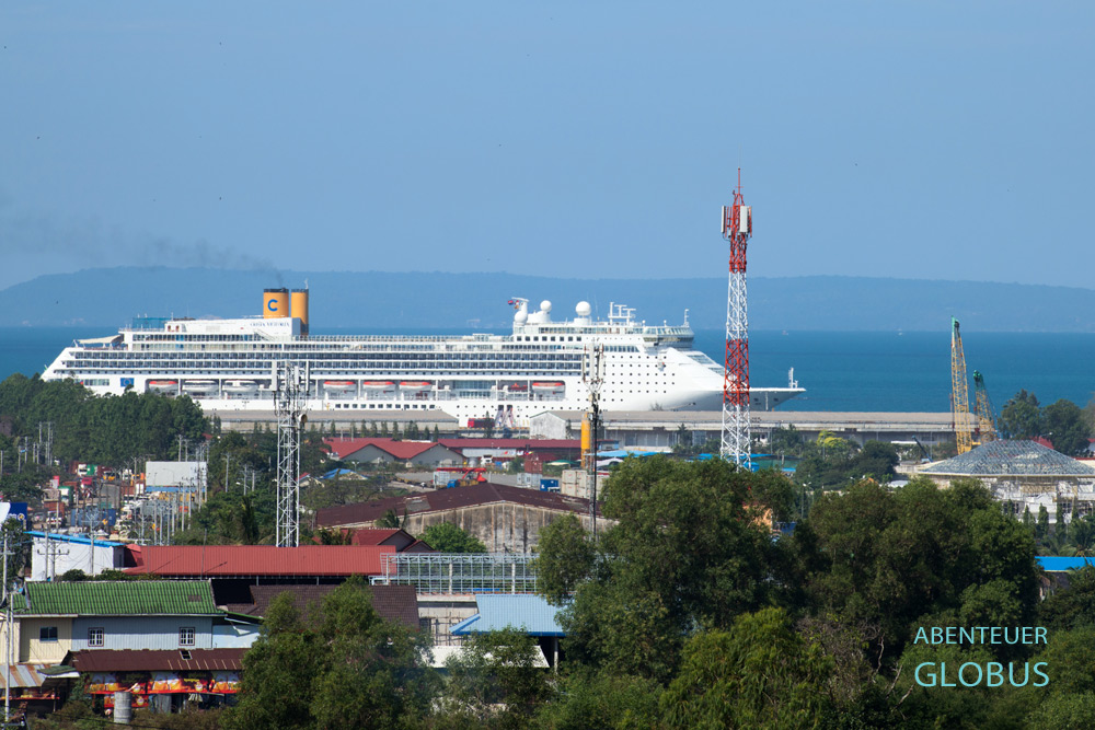 Hochseehafen mit Kreuzfahrtschiff in Sihanoukville