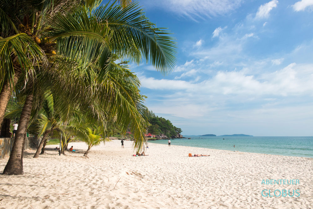 Sokha Beach mit Palmen und feinen Sand in Sihanoukville