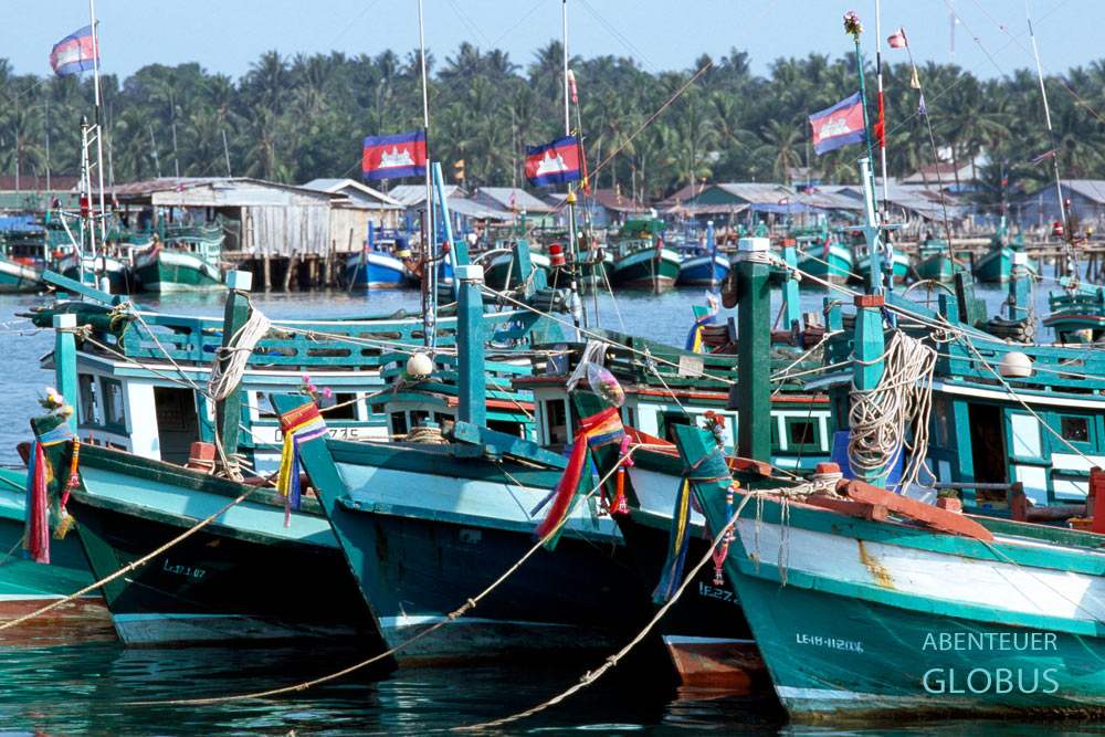 Kambodscha: Bunte Fischerboote ankern im Hafen von Stung Hau, nahe dr Stadt Sihanoukville