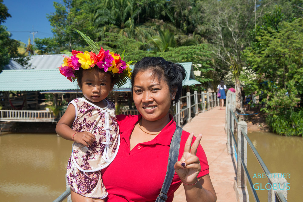 Kambodscha, Sihanoukville, Besucher am Wasserfall Kbal Chhay. Dort stürzen nach der Regenzeit Wassermassen über die Felsen.