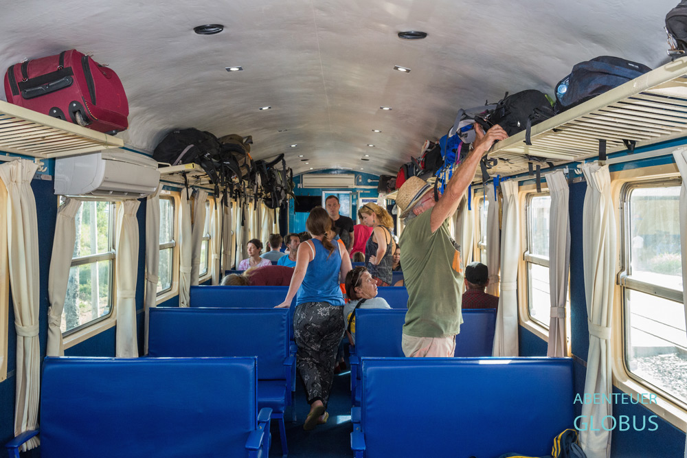 Fahrgäste im Abteil vom Zug zwischen Phnom Penh und Sihanoukville.