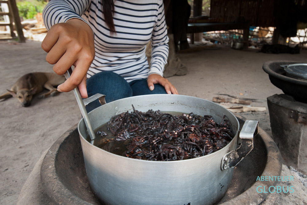 Kambodscha, Skun, Vor dem Frittieren werden die Vogelspinnen gekocht.