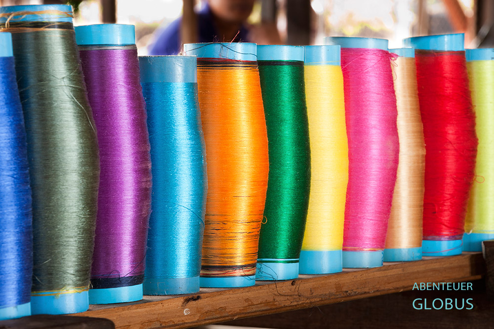 Mekong, Kambodscha, Stung Treng. Bunte Spulen mit Seidenfäden in der Seidenmanufaktur Mekong Blue