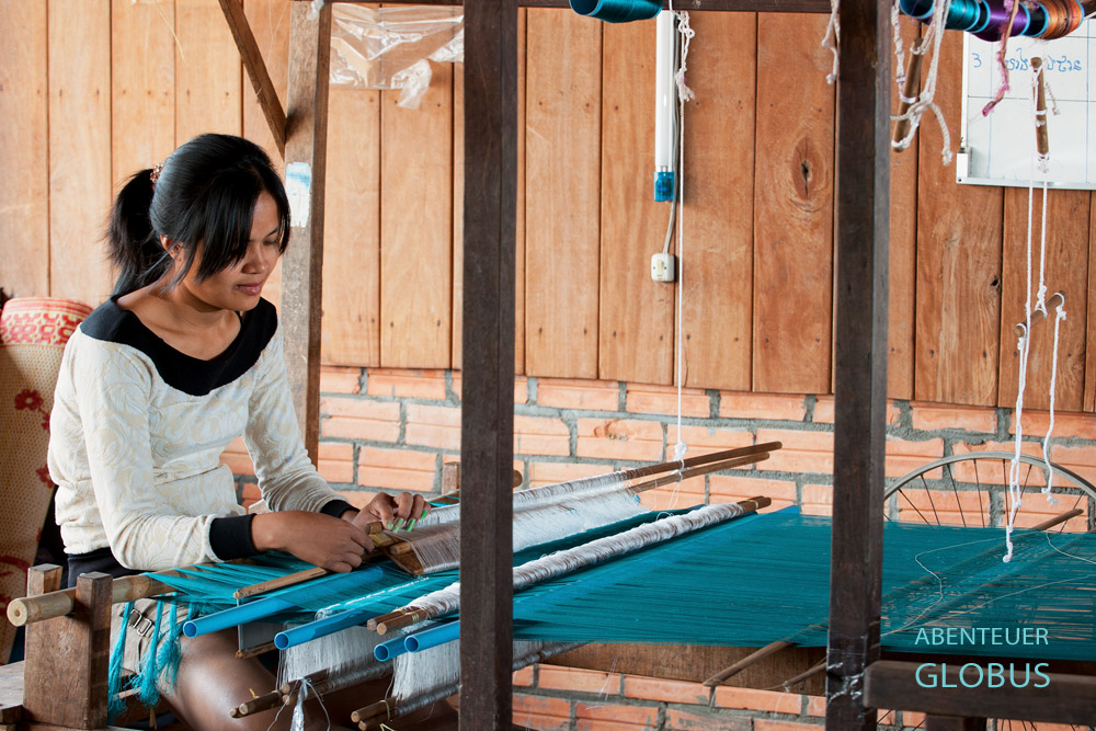 Seidenweberei Mekong Blue in Stung Treng. Eine Mitarbeiterin webt in einem Monat knapp 12 laufende Meter Seidenstoff mit einer Breite von 1,15 m.