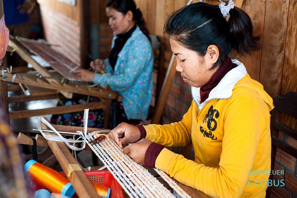 Seidenmanufaktur Mekong Blue in Stung Treng: Frauen beim Weben. Beim Ikat-Weben kommen erst zum Schluss gewünschte Ornamente zum Vorschein.