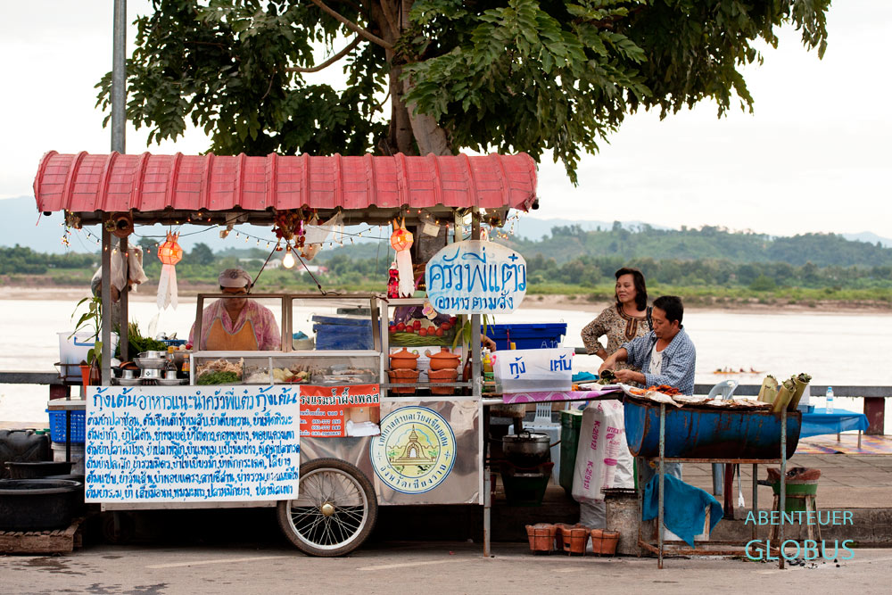 Mekong, Thailand, Chiang Saen. Essstand am Mekong-Ufer. Hier gibt es gegrillten Fisch, Tom Yam Gung, Hot Pot und Papayasalat.