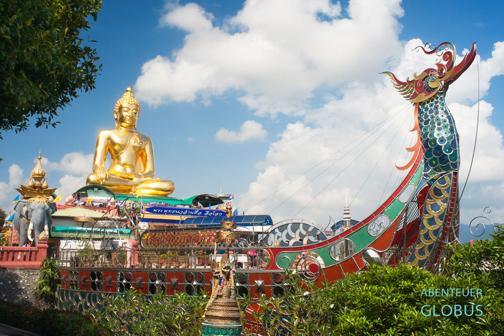 Goldene Buddha-Statue am Goldenen Dreieck in Chiang Saen in Nord-Thailand