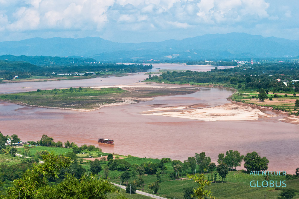 Boutiqueschiff Mekong Sun vom Reiseunternehmen Lernidee in Chiang Saen am Goldenen Dreieck, wo die drei Länder Thailand, Laos und Myanmar aufeinandertreffen. 
