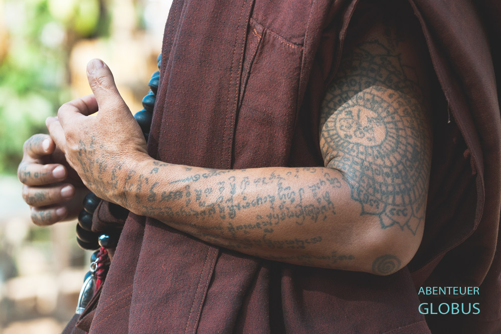 Tätowierungen am Arm von Mönch Phra Kru Ba Neua Chai. Er ist Abt vom Kloster "Zum Goldenen Pferd" im Goldenes Dreieck in Thailand