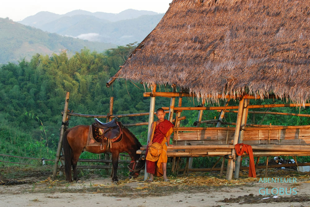 Novize Pansaen wartet im Pferdetempel (Kloster Zum Goldenen Pferd) auf den allmorgendlichen Almosenritt 