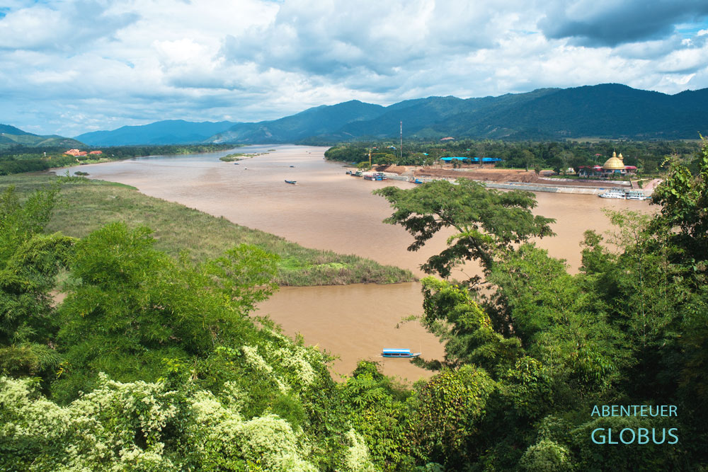 Sob Ruak, Goldenes Dreieck: Blick von der Aussichtsplattform vom Wat Phra That Pha Ngao in Thailand, links Myanmar und rechts Laos