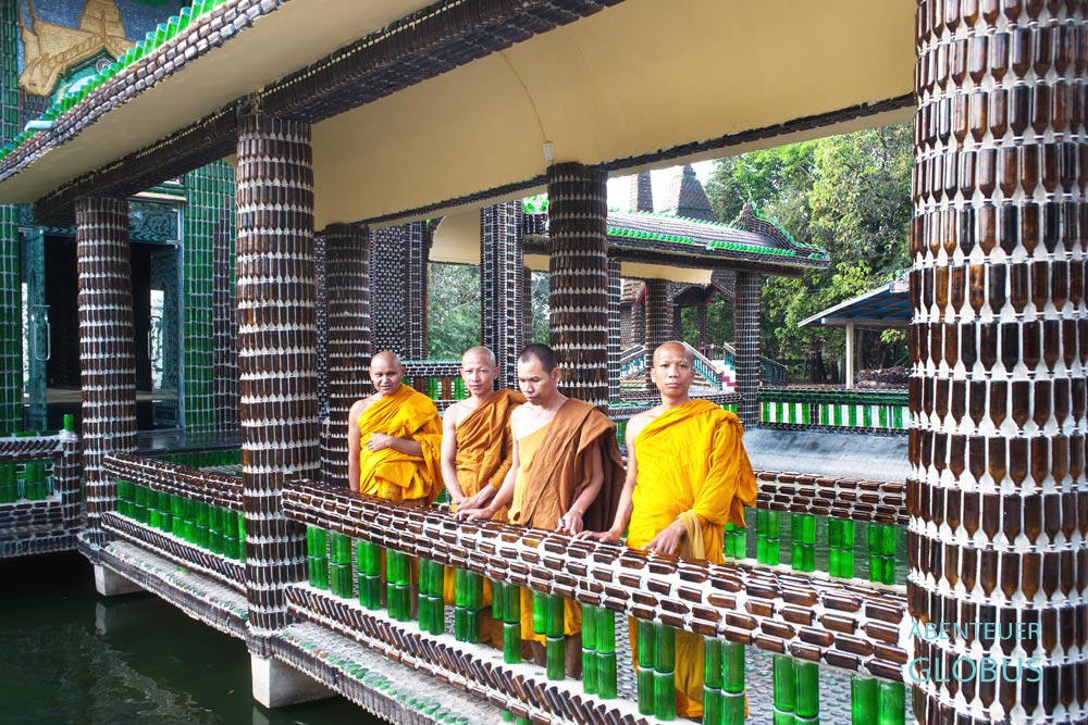 Thailand, Ubon Rachathani, Khun Han: Im Wat Lan Khuat, Tempel der Millionen Flaschen, zeigen buddhistische Mönche, dass Flaschen und Kronkorken nicht in den Müll wandern müssen.