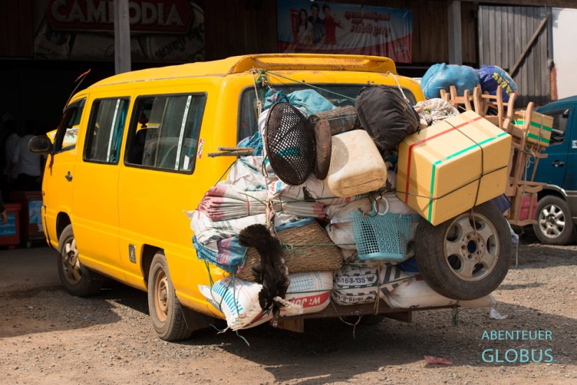 Kambodscha, Der Minibus ist eigentlich ein Personenverkehrsmittel und fährt hier über die Dörfer