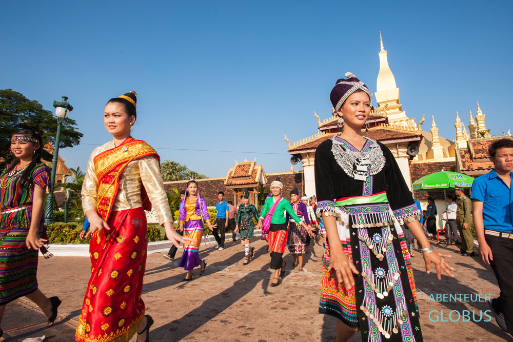 Mekong, Laos, Vientiane, Zum Fest Boun That Luang stellen die Ethnien des Landes ihre Trachten vor.