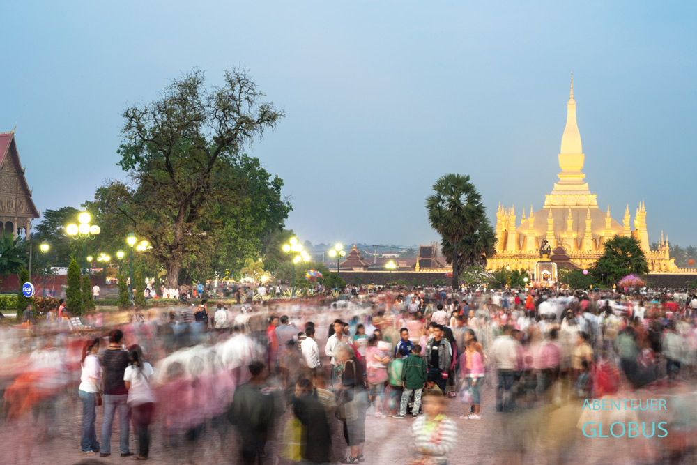 Mekong, Laos, Vientiane, Pha That Luang, Vollmond über Vientiane im Oktober, tausende Gläubige pilgern zum Allerheiligsten, dem goldenen Stupa That Luang. Das große Tempelfest That Luang wird zwei Wochen gefeiert.