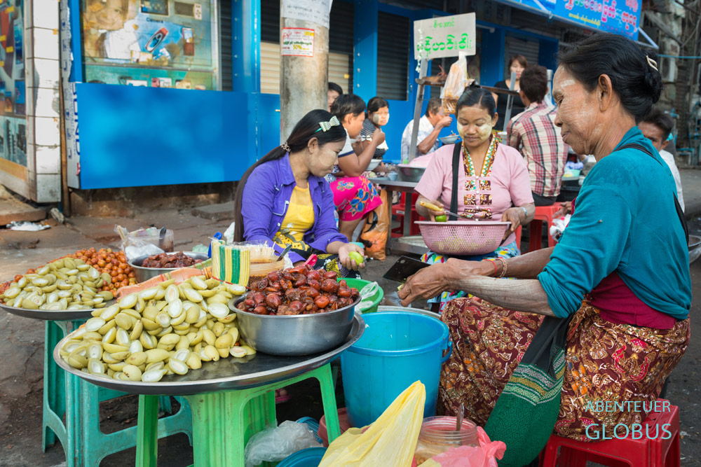 Myanmar, Yangon, Wie lange sich noch diese kleinen Garküchen und Snackstände auf den Bürgersteigen in Yangon Downtown halten können, ist fraglich. Allmählich werden sie von Designerläden und Edelrestaurants verdrängt.