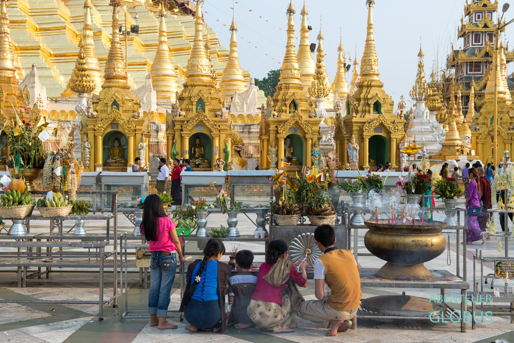 Myanmar, Yangon, Die Shwedagon-Pagode ist das berühmteste Wahrzeichen Yangons, dementsprechend zieht es Tag für Tag viel Gläubige an, die besonders am späten Nachmittag die geflieste Plattform rund um die goldene Pagode mit Leben erfüllen.