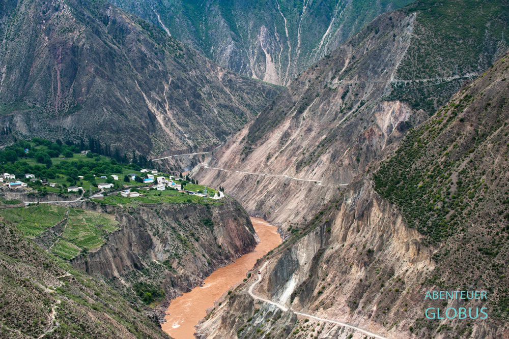 Mekong, Yunnan, Lancang Jiang. Das Bergdorf Bucun ist bekannt für den Weinanbau. Französische Missionare brachten das Wissen um den Weinanbau in die tibetische Region des Lancang Jiang.