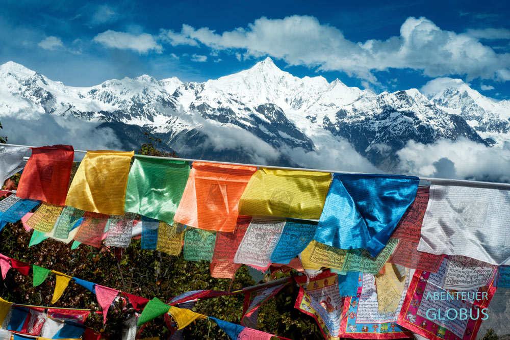 Yunnan, Feilai Si, Im Hintergrund erhebt sich das Meili-Schneegebirge mit der höchsten Erhebung von Yunnan, dem 6.740 m hohen Khawa Karpo. Der Gipfel ist für die Tibeter heilig und wurde noch nie erfolgreich bestiegen.