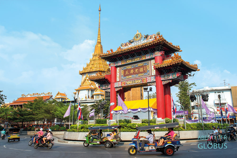 Der Kreisverkehr mit dem China Gate befindet sich an der Yaowarat Road in Chinatown von Bangkok, der Hauptstadt Thailands.