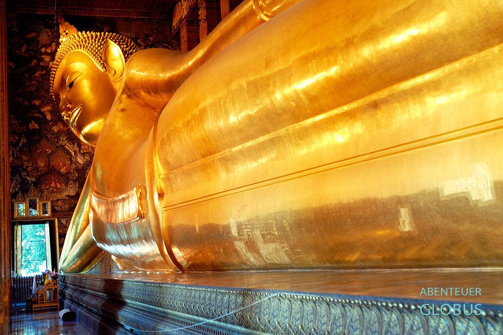 Thailand. Die vergoldete Buddha-Statue im Wat Po ist über 40 Meter lang. Der buddhistische Tempel liegt im Zentrum von Bangkok.