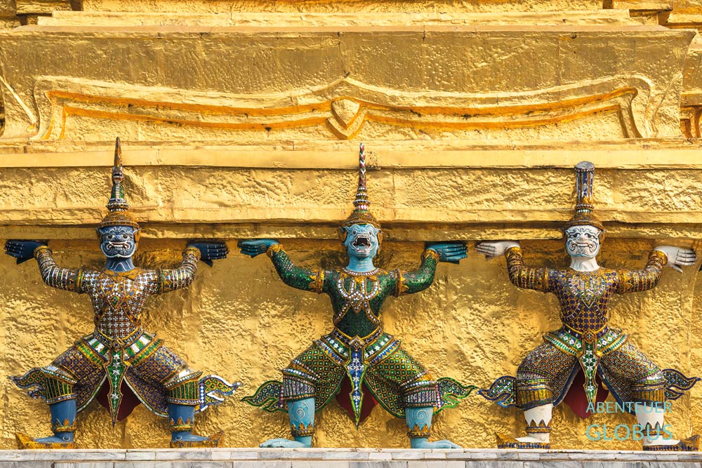 Thailand, Bangkok. Dämonen zieren einen vergoldeten Stupa im Wat Phra Keo (Tempel des Samragd-Buddha) im Königspalast.
