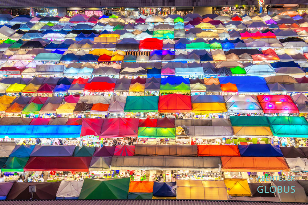 Thailand. Auf dem Talat Rod Fai Ratchada (Train Night Market) in Bangkok reihen sich bunte Verkaufstände mit Thai Food und Souvenirs aneinander.