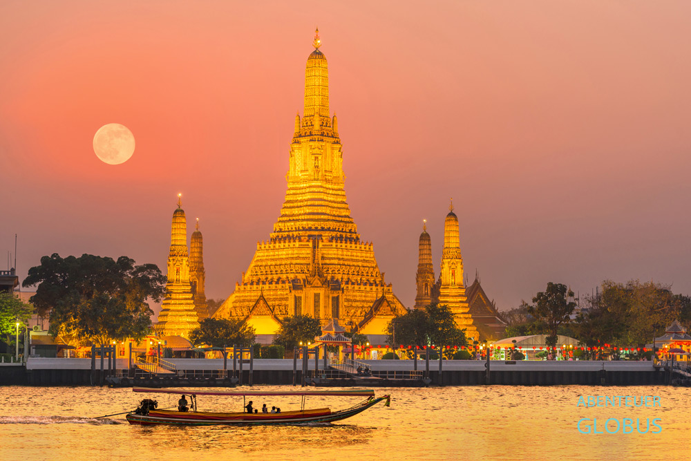 Das Wat Arun am Chao-Phraya-Fluss ist ein Highlight unter den Sehenswürdigkeiten von Bangkok, der Hauptstadt von Thailand.