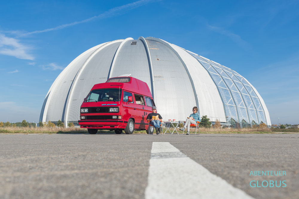 Camping mit dem Wohnmobil auf dem Parkplatz vor dem Tropical Islands in Brandenburg