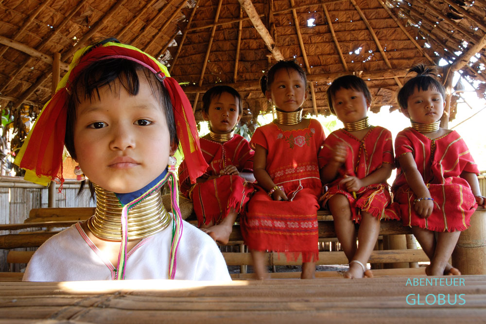 Kinder der Padaung-Ethnie im Klassenzimmer einer Dorfschule