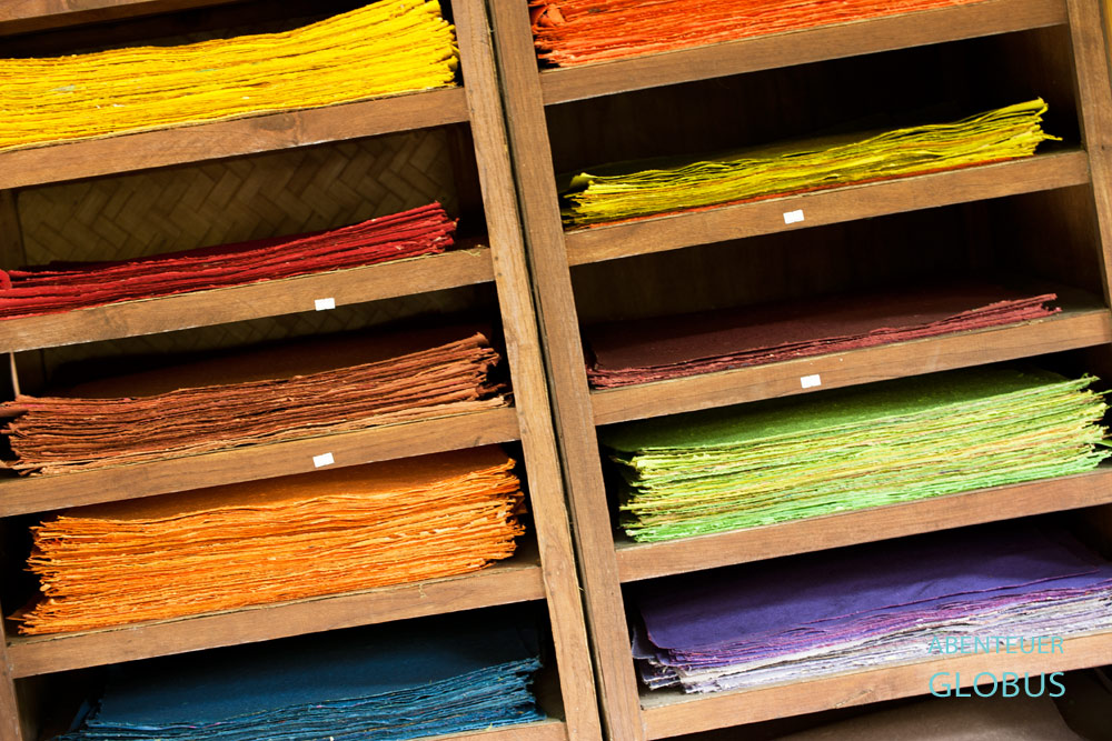 Der Elephant Dung Paper Shop des Schutzzentrums für Elefanten in Thailand verkauft Souvenirs wie farbige Papierblätter.