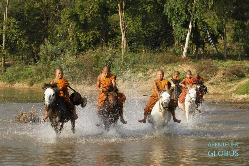 Thailand, Goldenes Dreieck, Am Pferdetempel Wat Tham Pa Archa Thong schlängelt sich der Mae-Kham-Fluss entlang. Hier galoppieren die Novizen hindurch oder waschen ihre Pferde darin.