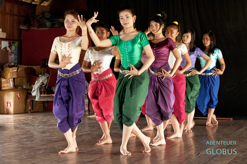 Mehrere Stunden am Tag trainieren die Schüler in der Apsara-Tanzschule in Phnom Penh. Tanzlehrerin Rami zeigt eine exakte Pose.