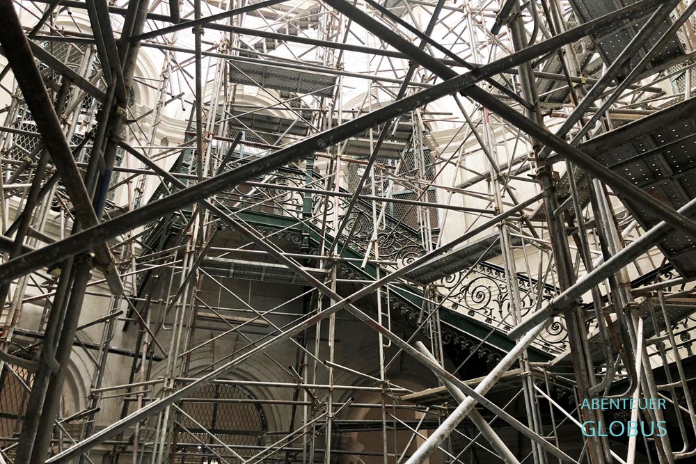 Im Westflügel vom ehemaligen Secretariat Building in Yangon wird diese Wendeltreppen restauriert.