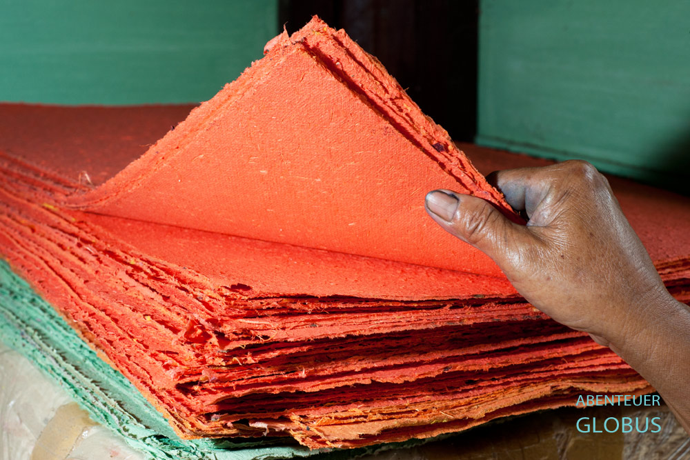 Verschiedene farbige Papierblätter aus Elefanten-Dung werden im Shop vom Schutzzentrum für Elefanten in Lampang verkauft.