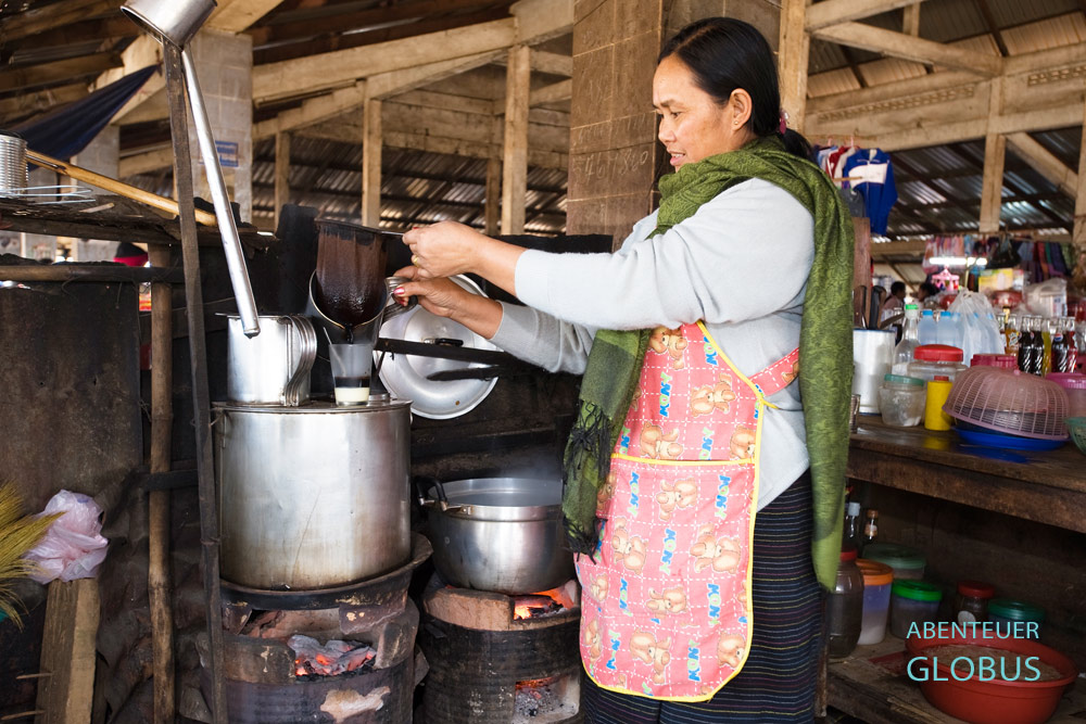 Den traditionellen Kaffee Lao servieren die Laoten im Glas und mit viel gezuckerter Kondensmilch, wie hier auf dem Markt von Paksong im Süden von Laos.