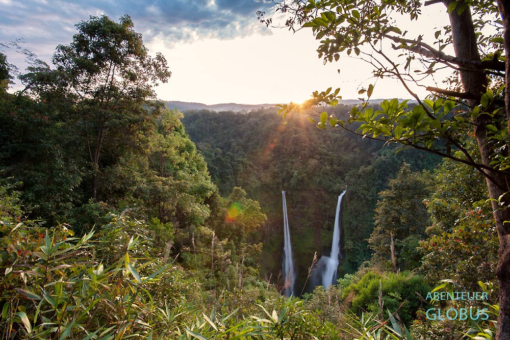 Auf dem Bolaven-Plateau kann man einige Wasserfälle besuchen, wie den 120 Meter hohen Zwillingswasserfall Tad Fane nahe Paksong in Süd-Laos.