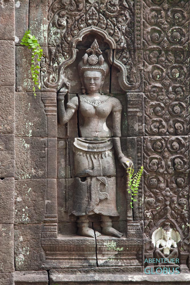 Das Heiligtum auf der dritten Ebene des Khmer-Tempels Wat Phou in Champasak schmücken Reliefs und Apsara-Tänzerinnen.