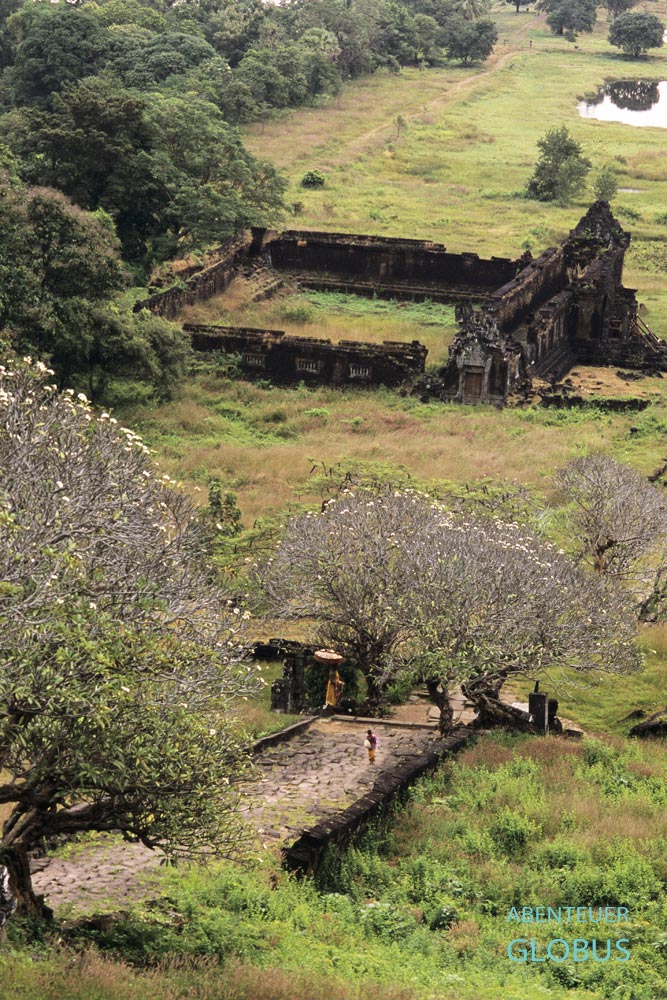 Auf drei Ebenen verteilt sich der Khmer-Tempel Wat Phou von Champasak in Süd-Laos. Die Treppe hinauf zum Heiligtum ist mit Frangipanibäumen gesäumt.