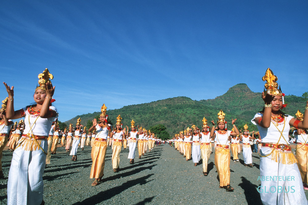 In traditionellen Kostümen treten die Tänzerinnen zum Wat-Phou-Festival in Champasak auf.