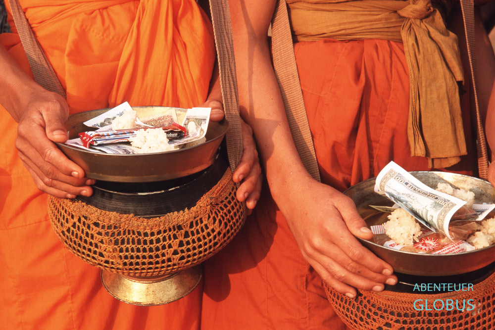 Zur Spendenzeremonie Tak Baat im Tempel Wat Phou in Champasak beschenken die Gläubigen die Mönche reichlich.