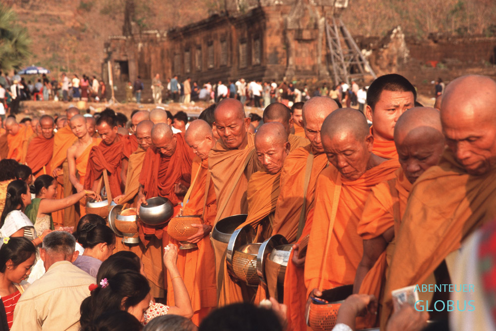 Am Vollmondtag im Februar findet die alljährliche Spendenzeremonie Tak Baat am Khmer-Tempel Wat Phou in Champasak im Süden von Laos statt.