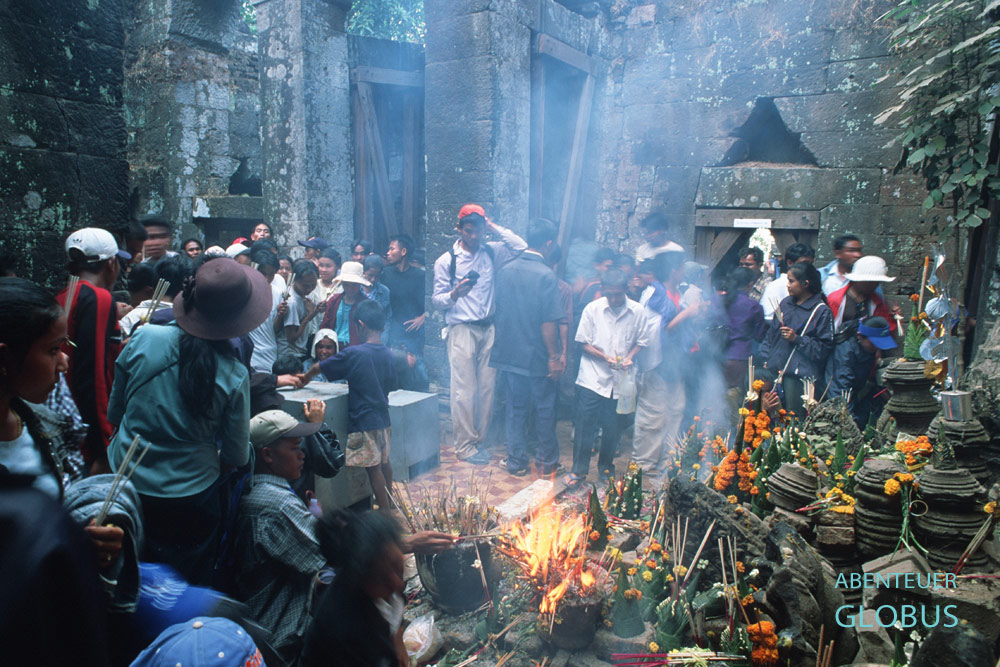 Zum Wat-Phou-Festival am Vollmondtag ist das Heiligtum voll mit Gläubigen. Alle bringen Opfergaben in den Tempel Wat Phou in Champasak in Süd-Laos.