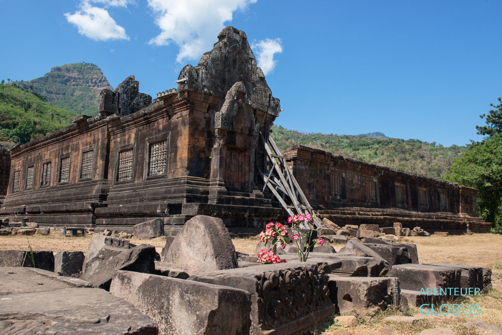 Die Nordhalle vom Wat Phou steht auf der ersten Ebene. Hinter dem Khmer-Tempelkomplex in Champasak in Süd-Laos erhebt sich der heilige Berg Phou Pasak.